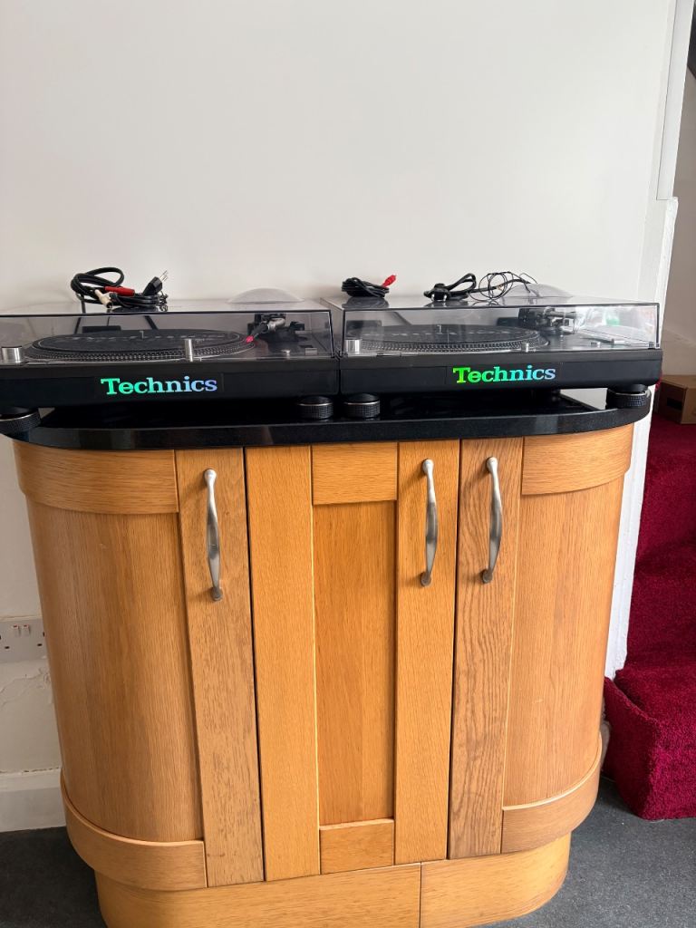 Technics turn tables dj decks