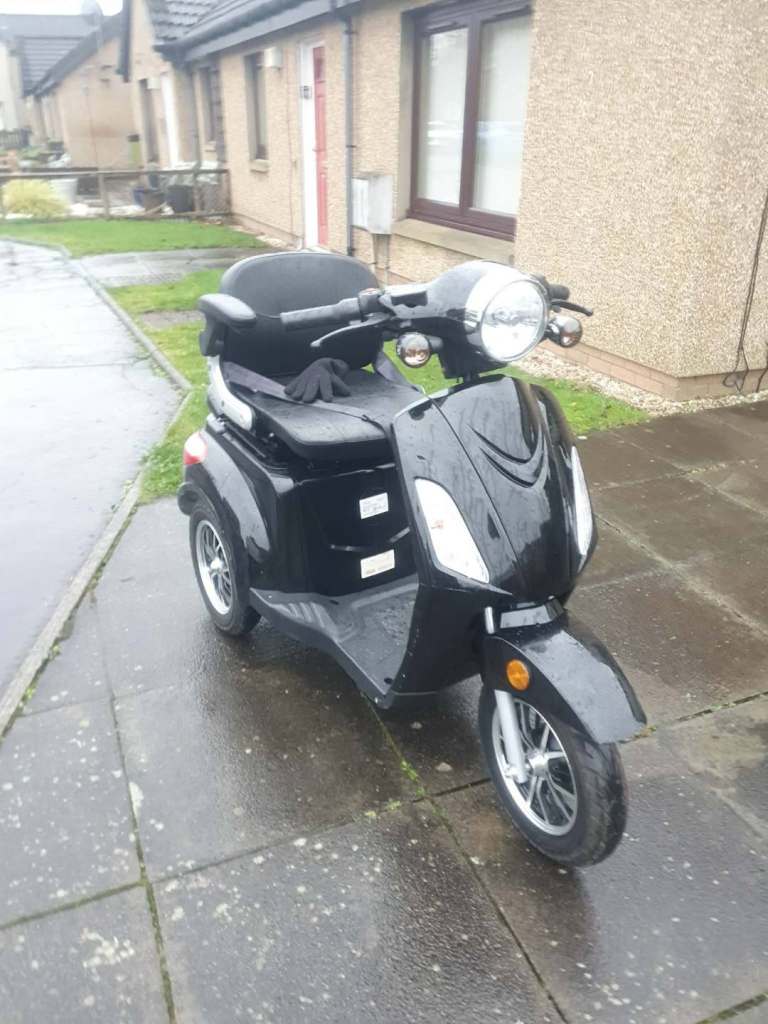 Aa new green power mobility scooter immaculate can deliver 