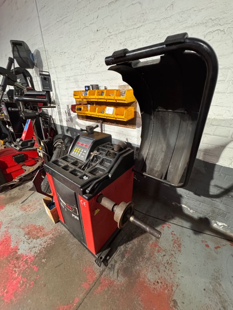 Tyre Changer & Wheel Balancer