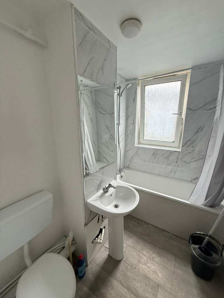 DOUBLE ROOM AVAILABLE NOW CANARY WARF , E14 – 3 minutes from station