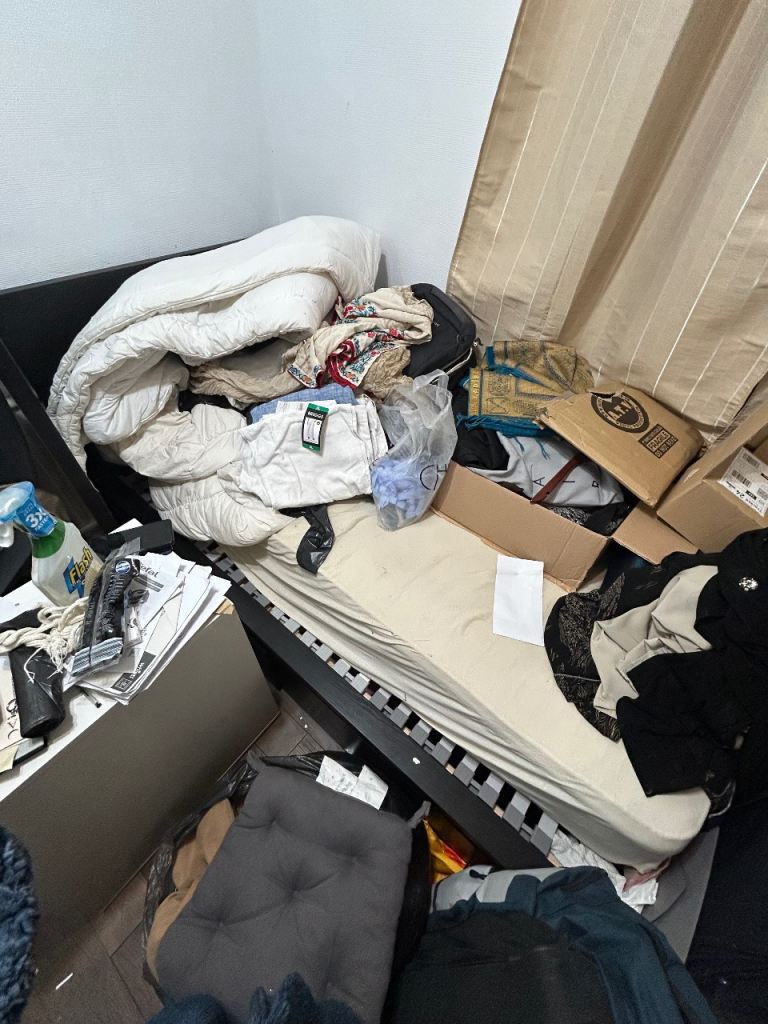 Single bed with mattress 