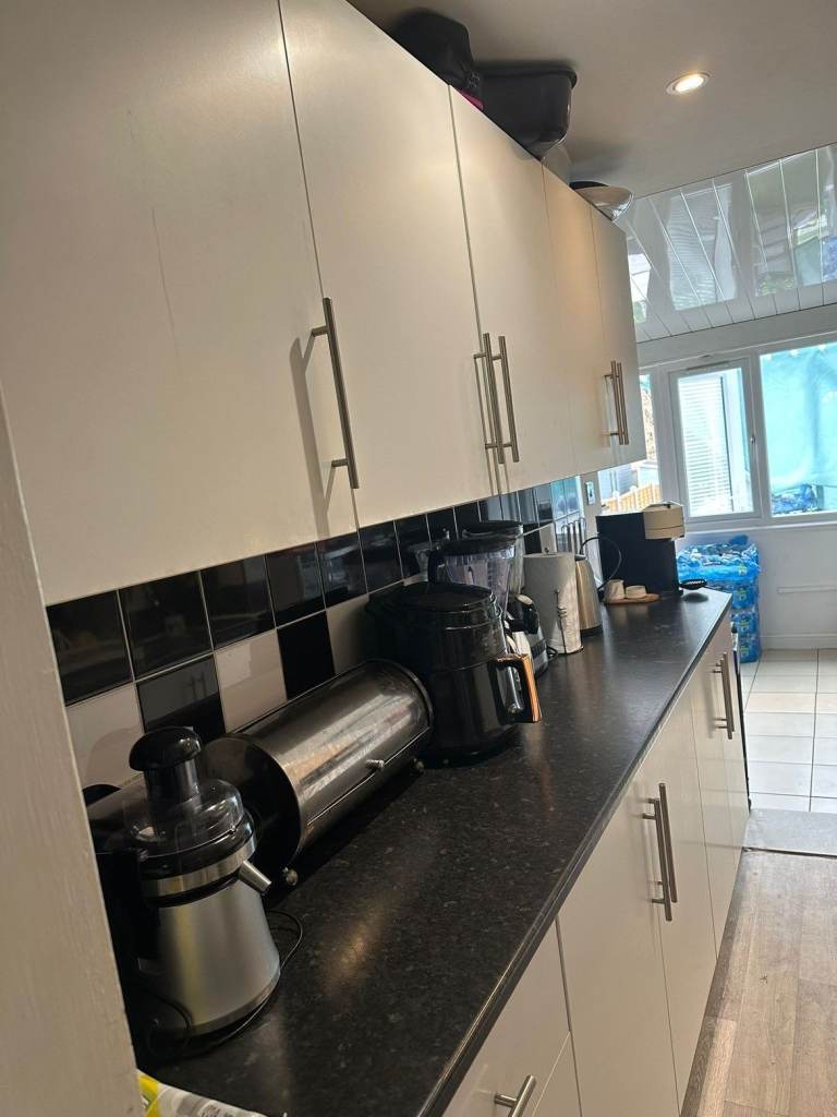 AVAILABLE NOW ENSUITE DOUBLE ROOM IN A HOUSE IN CHINGFORD , E4 8PJ FOR £895pcm.. Professional ONLY!