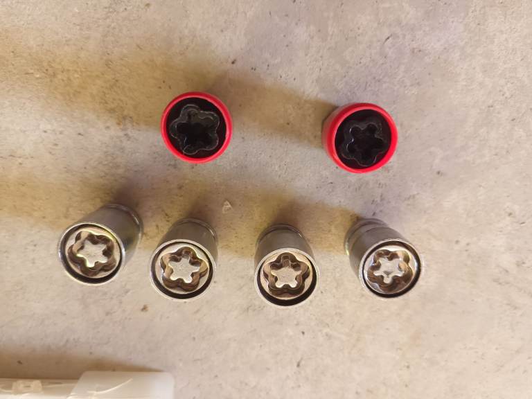Locking wheel nuts, new set. 
