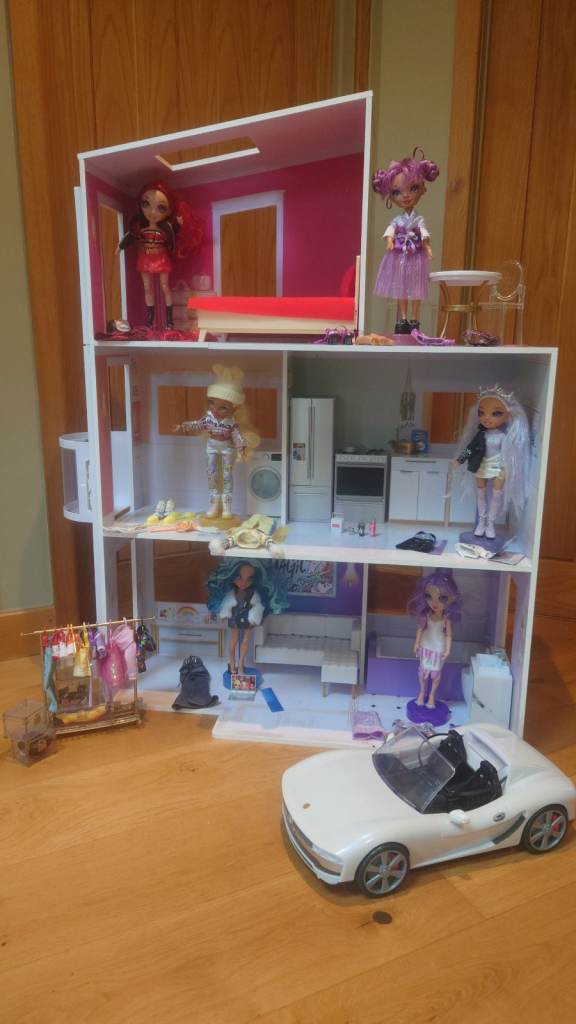 Rainbow High Dolls House with Furniture, 6 Dolls & Colour Change Car