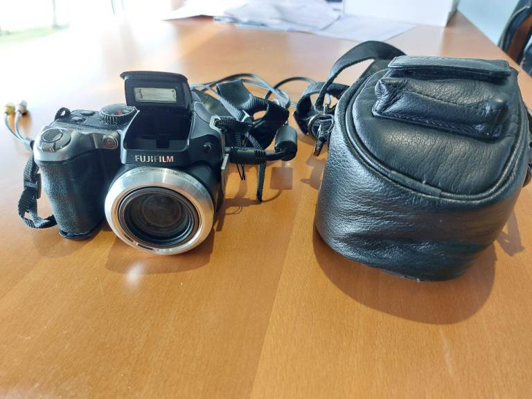 Fujifilm FinePix S8100fd Camera – BROKEN / Spares or Repair