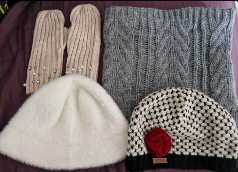Women's hats, scarves & gloves (price is for all!!!)