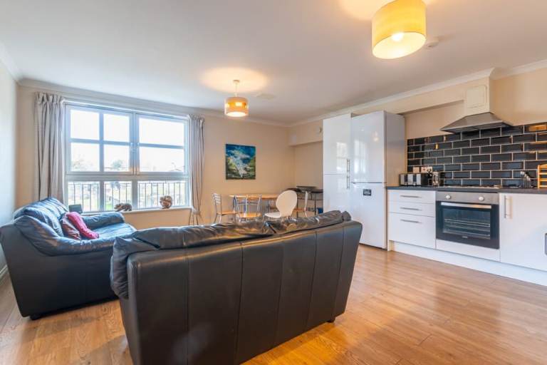 Large, attractive, 3 bedroom, 4 person HMO apartment off the Royal Mile – available soon