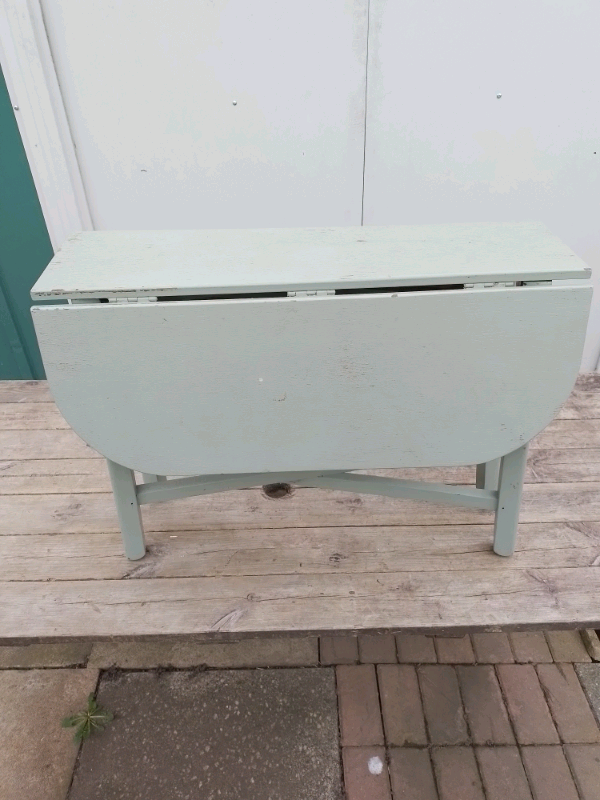 Folding table 