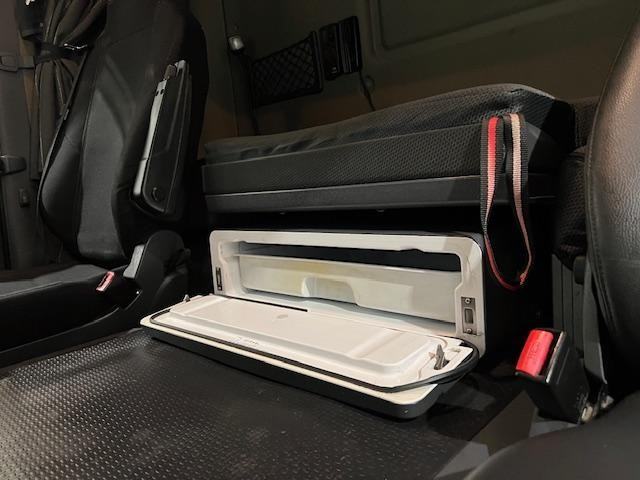 Scania G320 4x2 Sleeper Cab Curtainsider