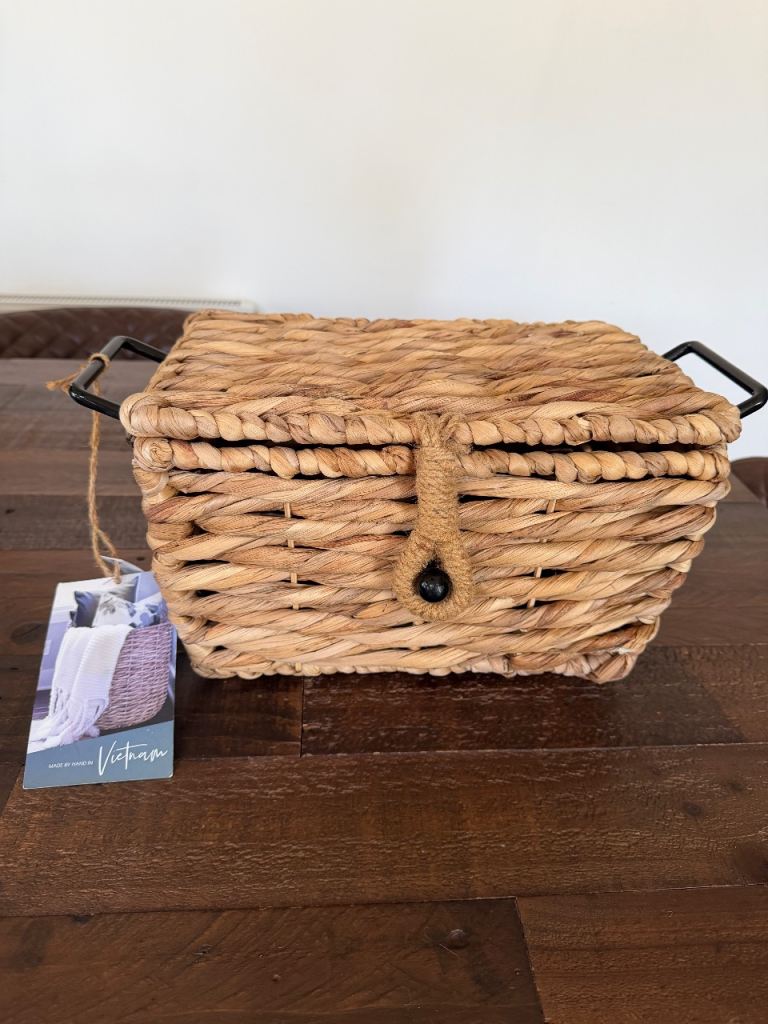 Handmade Water Hyacinth Storage Basket with Lid and Handles New with Tags 30cm x19cm x20cm