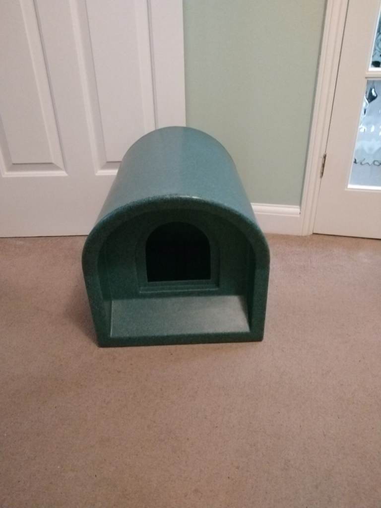 OUTDOOR PET SHELTER.