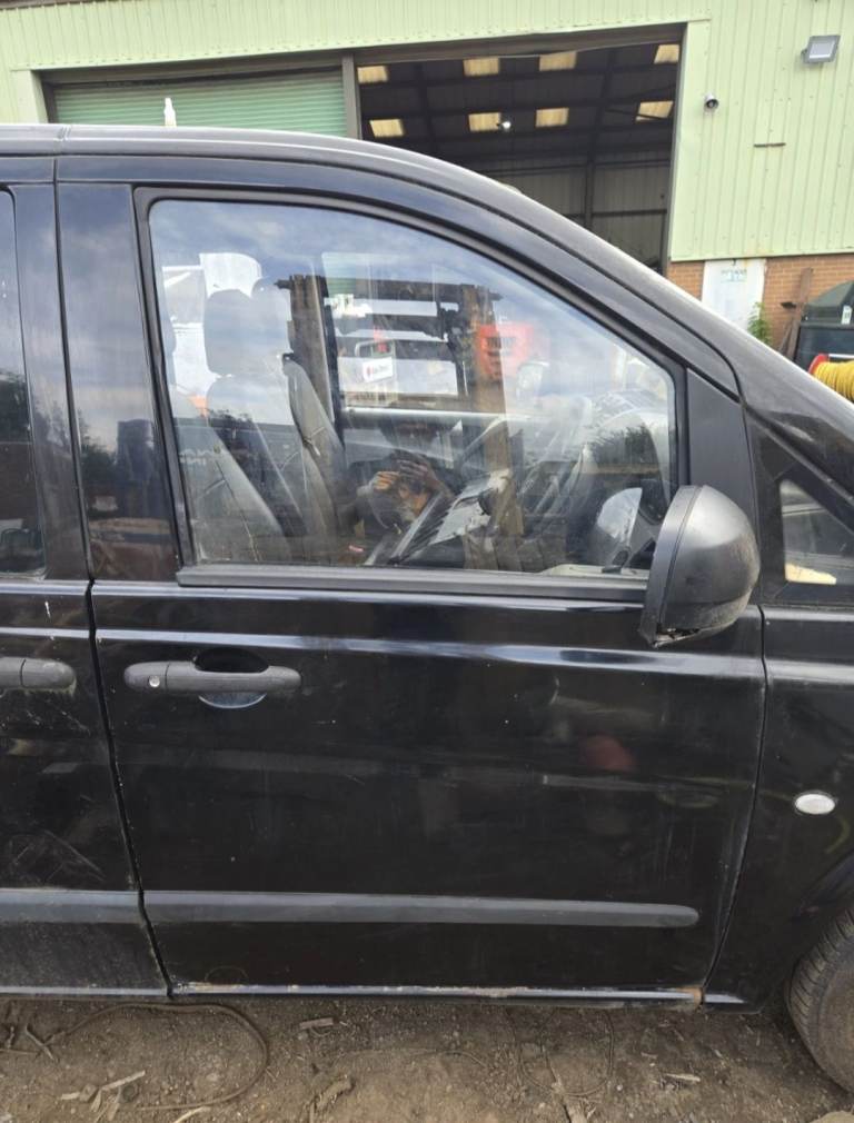 Mercedes Vito Drivers Door Right O/S Black Taxi Cab BREAKING W639 Driver MPV Van