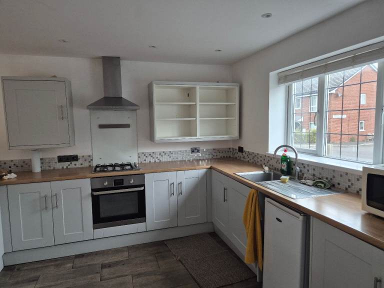 5 bed 2 bath in Warden Hill Hatherley. 