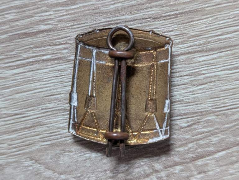 Vintage WW1 / WW2 British Army Brass Drummers Musicians Badge : 30mm x 25mm