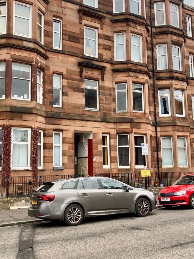 1 bedroom flat with additional box room/office in Hotspur Street, North Kelvinside
