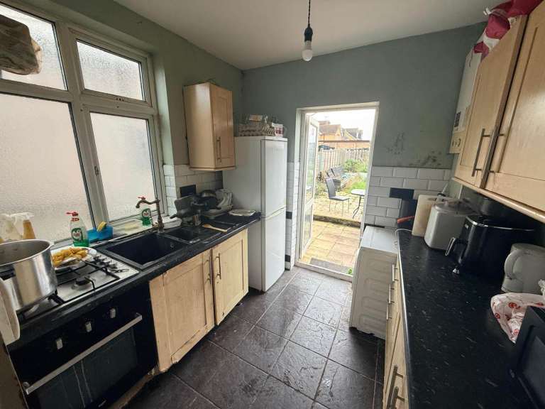 Spacious Room to Rent in Hornchurch RM12 – £900 PCM  Male Tenants 