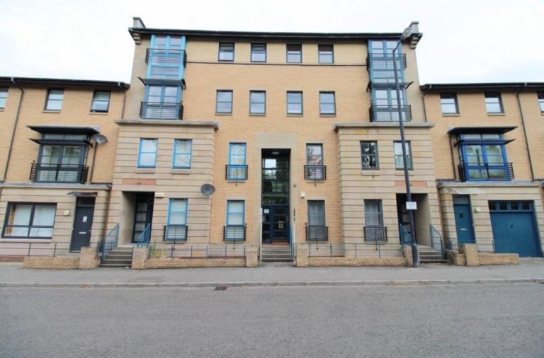 Lovely 2 bedroom property opposite park 