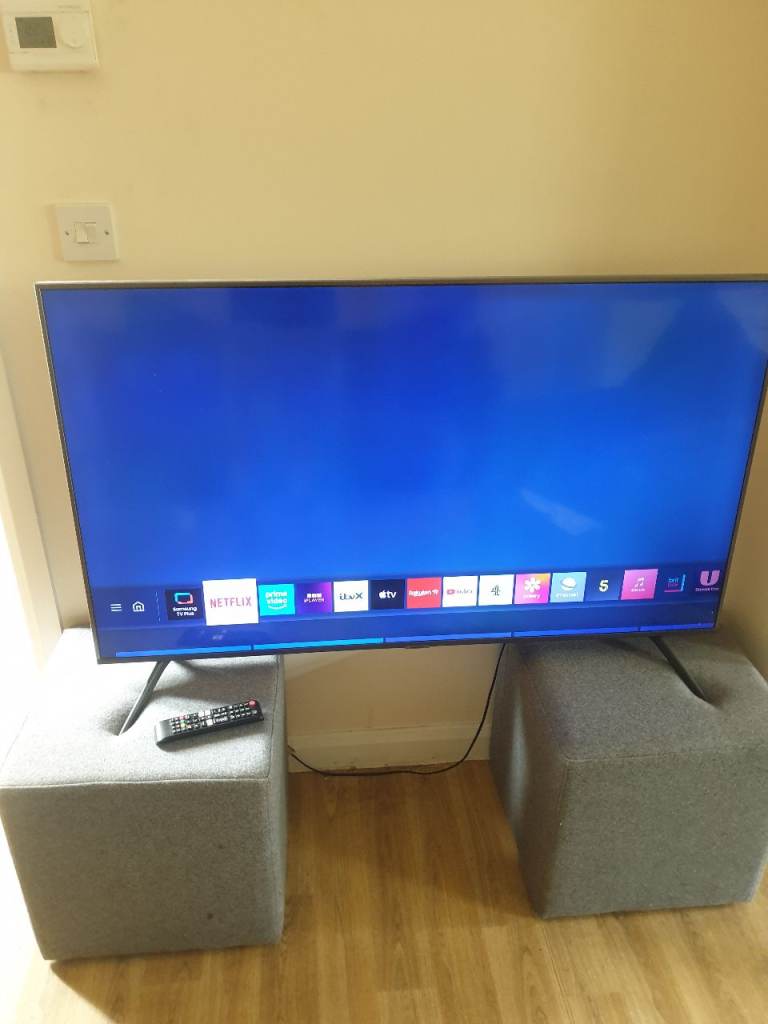 Samsung Smart TV with Remote – Good Condition