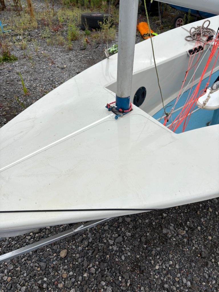 Solo sailing dinghy (4018)