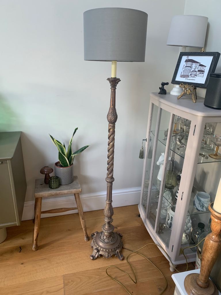 Beautiful gilt wooden vintage heavy standard lamp
