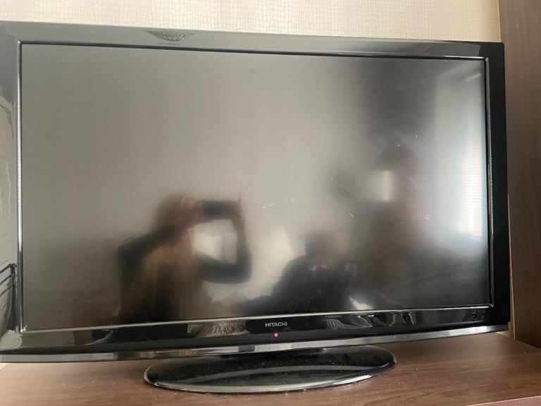 Hitachi Flat Screen TV with Stand – Good Condition