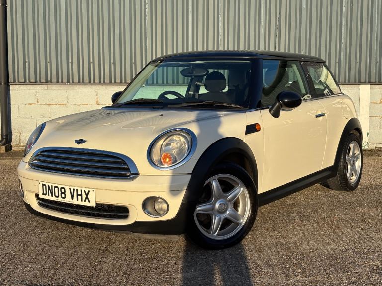 Mini Cooper 1.6L hatchback, petrol manual