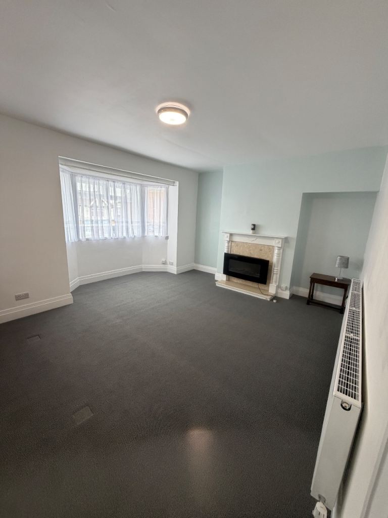 Good sized 2 bedroom flat
