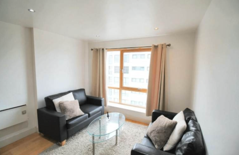 Modern 1-Bedroom Flat | Furnished | Fitted Kitchen | Parking | The Boulevard, Leeds City Centre-LS10