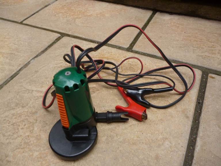 Inflatable boat pump