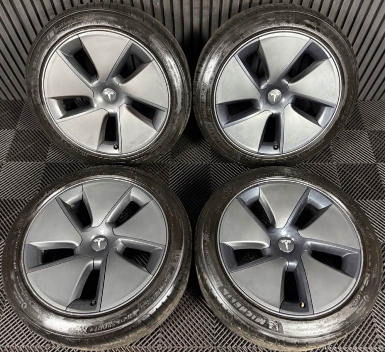 18'' GENUINE TESLA MODEL 3 GREY WITH CAPS ALLOYS WHEELS