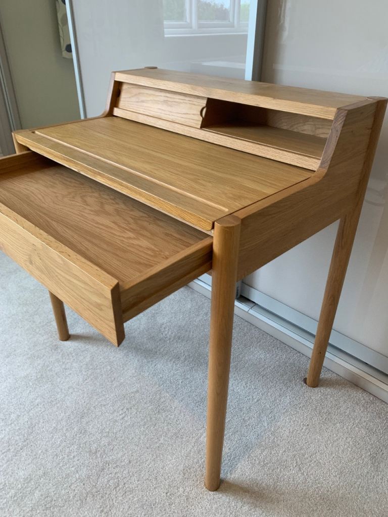 Compact Oak desk by MADE