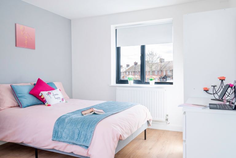 Next to Tube & Shops | Quick to Central London