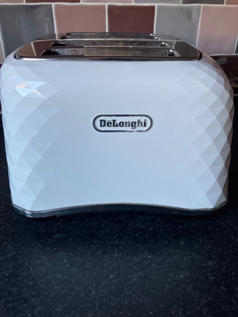 DeLonghi 4 slice White Toaster – good condition 