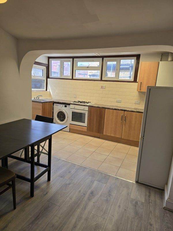 new modern 1 bed flat can be use as 2 bed in converted house 