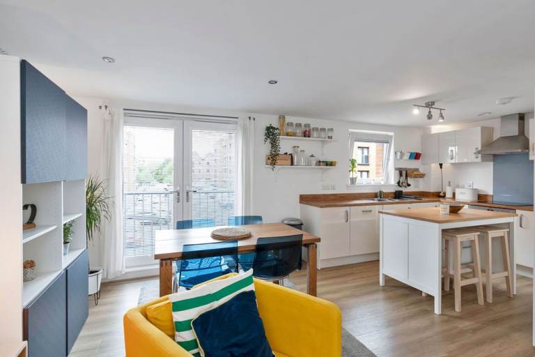 Stunning, 2 bedroom, 2 bathroom, 1st floor flat in Bonnington – available August