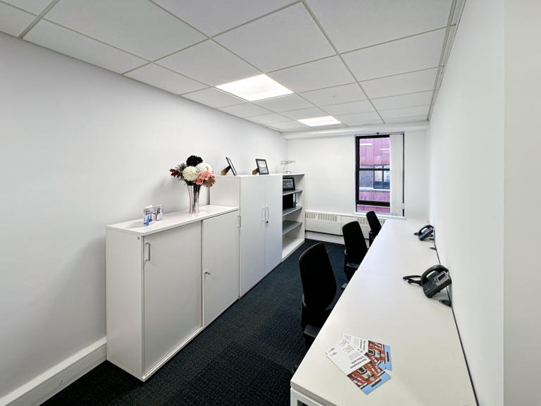 Newcastle - NE11EE \ Office Space for Rent with 5 Desks