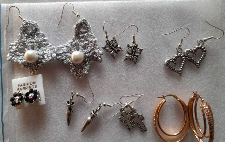 Costume jewellery earrings £1 each, bundle £5