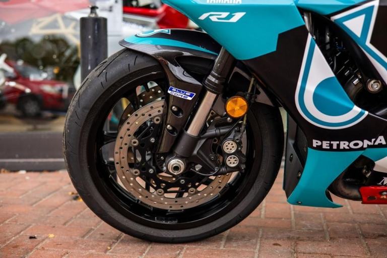 Yamaha R1 PETRONAS PAINT ! AKRO ! STUNNING