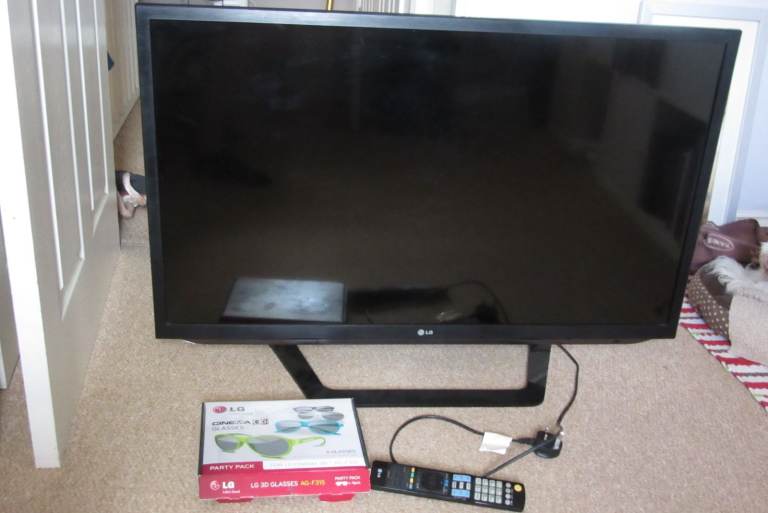 LG 3D 42" 1080p TV, with 4 x glasses