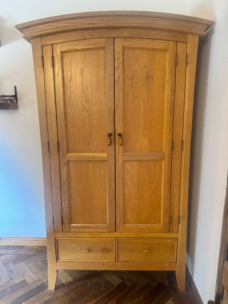 Solid Oak Wardrobe with Drawers – Good Condition