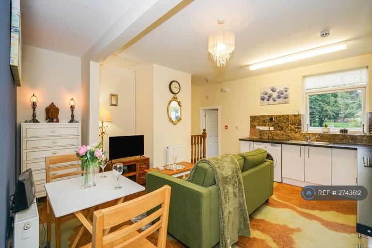 1 bedroom flat in Eccles Town Centre, Eccles, M30 (1 bed) (#2743612)