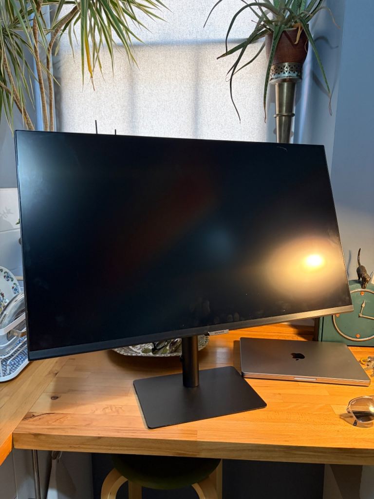 Samusung 32 inch computer monitor with stand and cables 