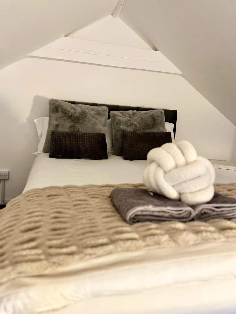 Large Furnished Studio to Rent in Purley | Bills Included | Available Now