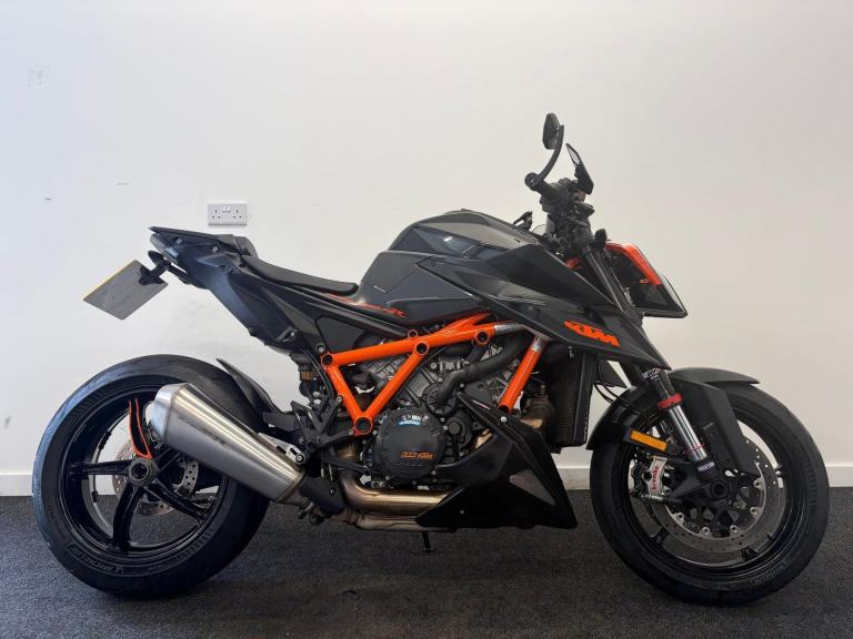 KTM 1290 SUPERDUKE R **KEYLESS - 12 MONTH MOT - WARRANTY **