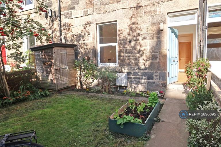 1 bedroom flat in Lady Menzies Place, Edinburgh, EH7 (1 bed) (#2896395)