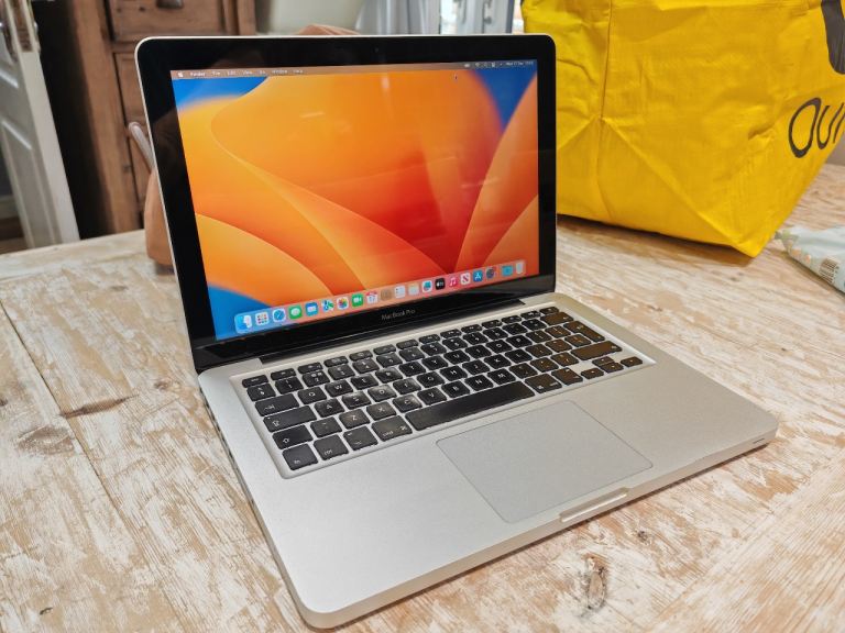 Apple MacBook Pro 13 inch  Core i5 New macOS install (no accounts) Microsoft Office 2024