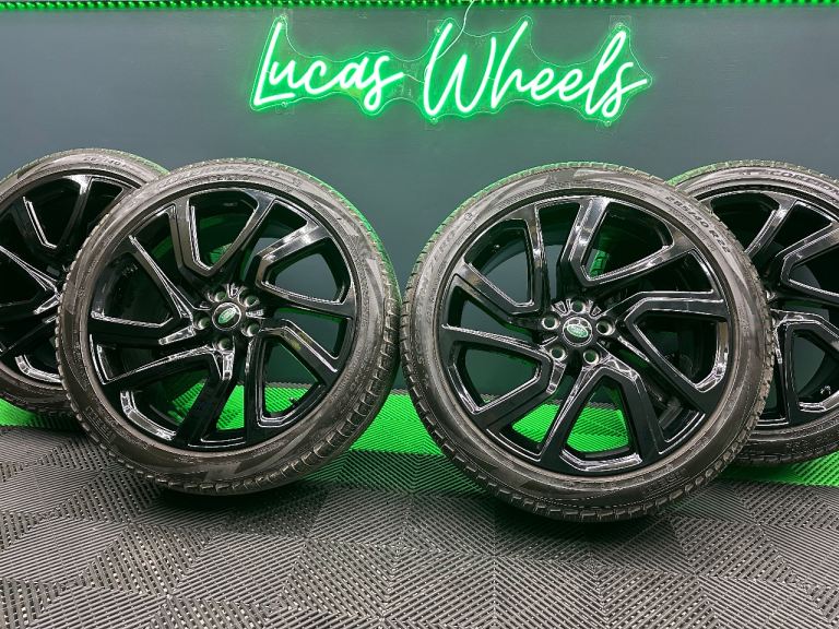 Land Rover Discovery 5 22” Powdered Gloss Black alloy wheels - style 5025 & 5/7mm+ Pirelli’s!