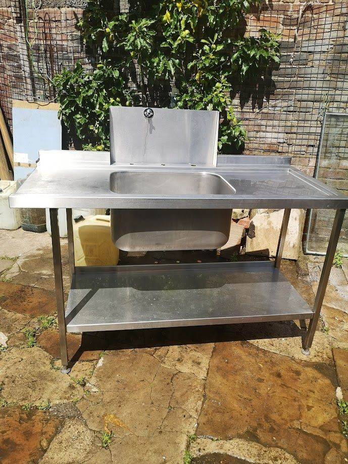 Single bowl Pure Stainlees Steel sink.