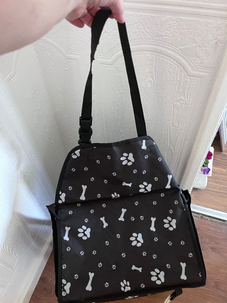Dog or cat car seat used few weeks! Fasten to seats & fasten to collar, big enough 2 puppies 10 wks+