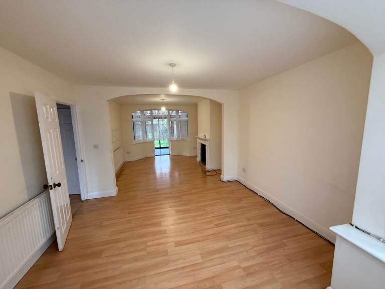 3 BEDROOM SEMIDETACHED SHARED DRIVEWAY FOR RENT AT  WALTON RD NRAR HERROW WEALD STATION 